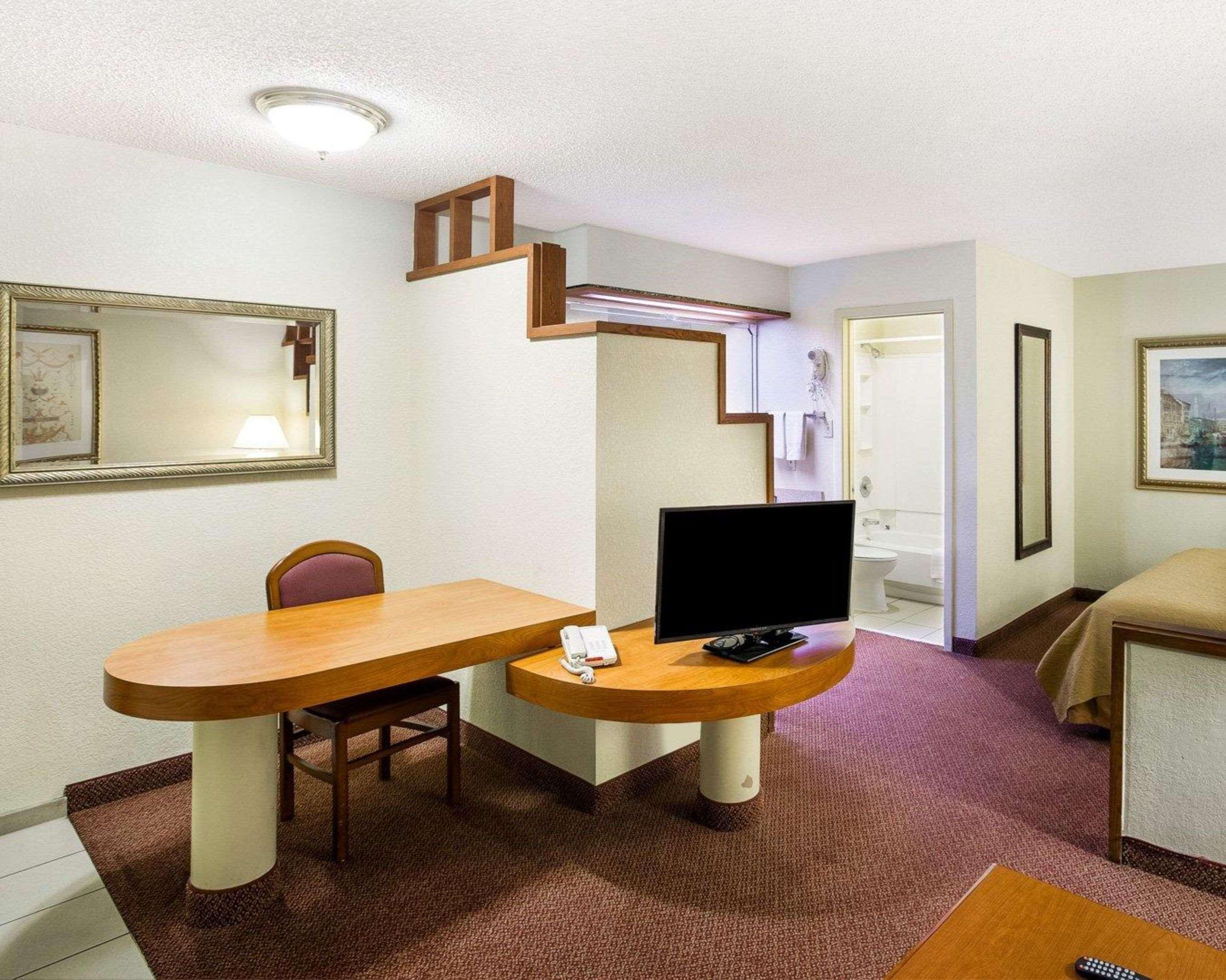 Rodeway Inn & Suites South Of Fiesta Park San Antonio Bagian luar foto
