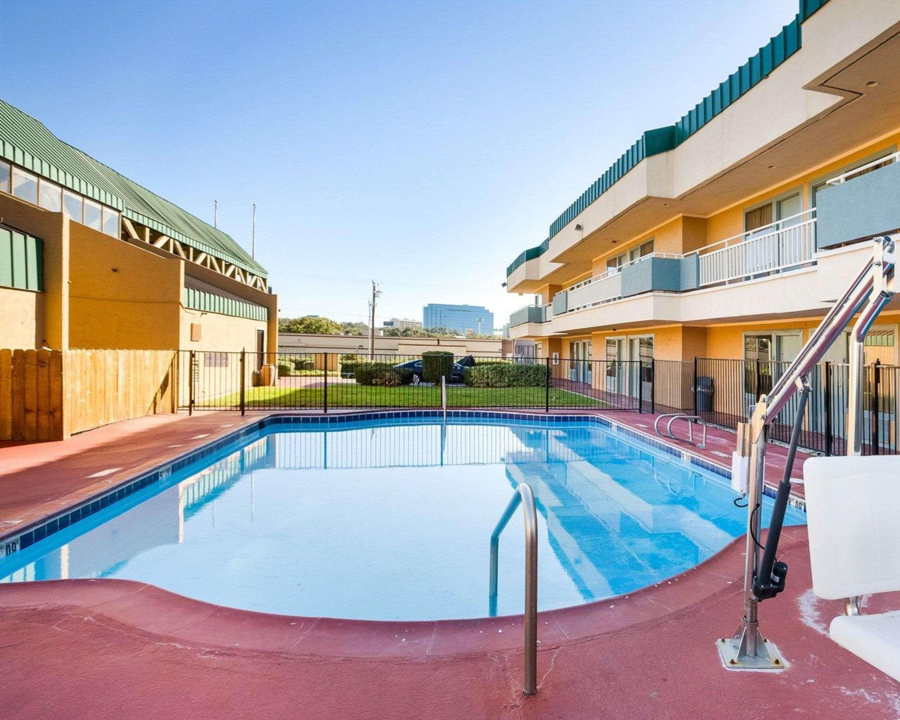 Rodeway Inn & Suites South Of Fiesta Park San Antonio Bagian luar foto