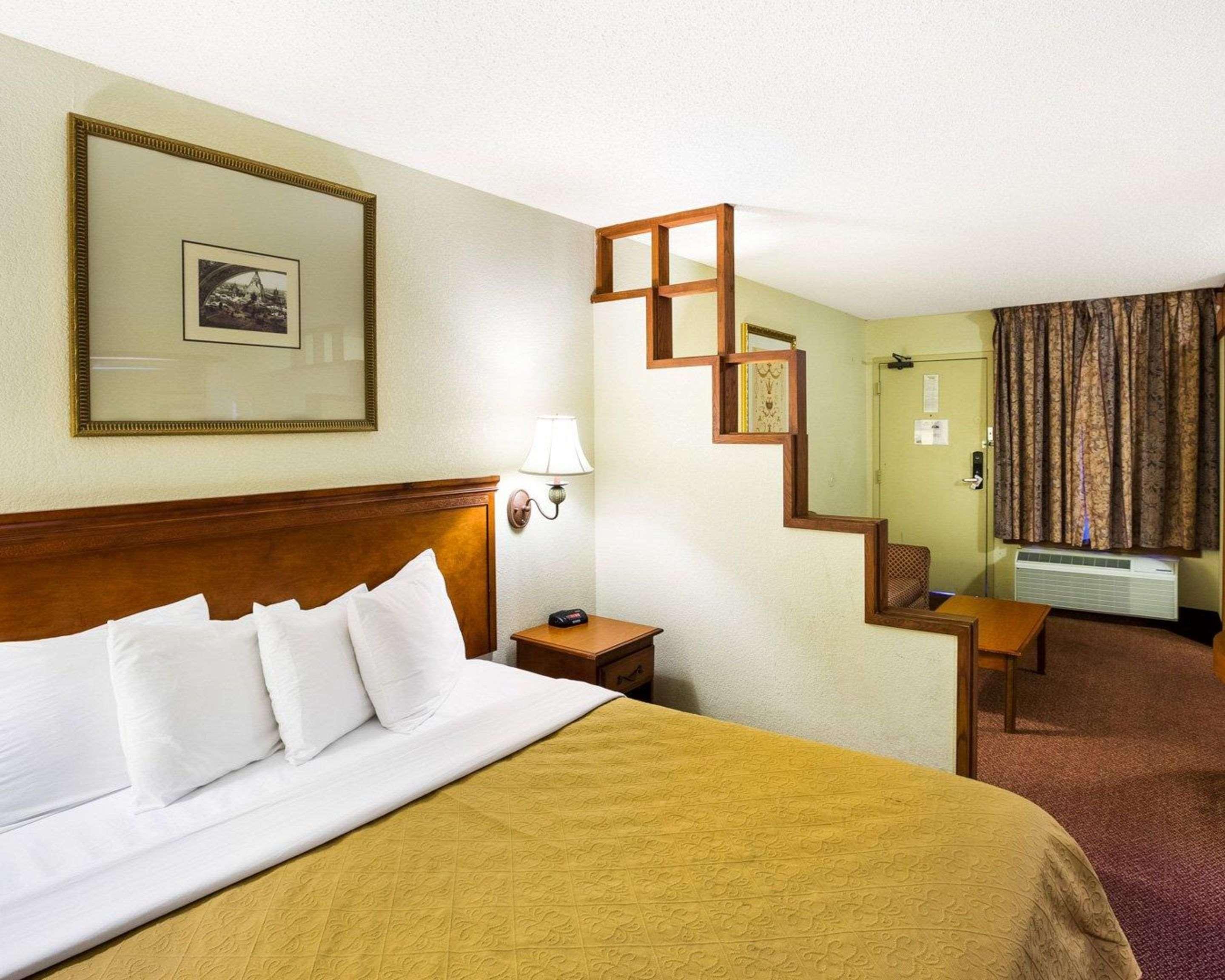 Rodeway Inn & Suites South Of Fiesta Park San Antonio Bagian luar foto